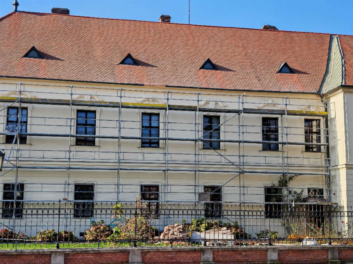Během opravy
