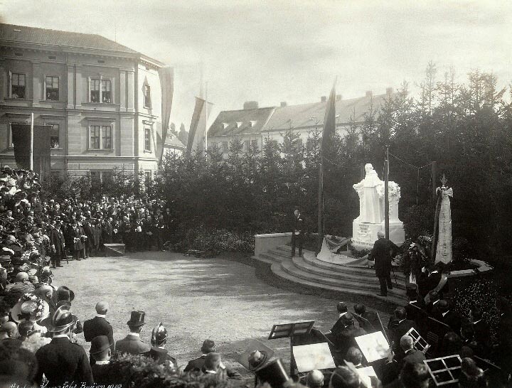 1910- odhalení pomníku na Mendlově náměstí