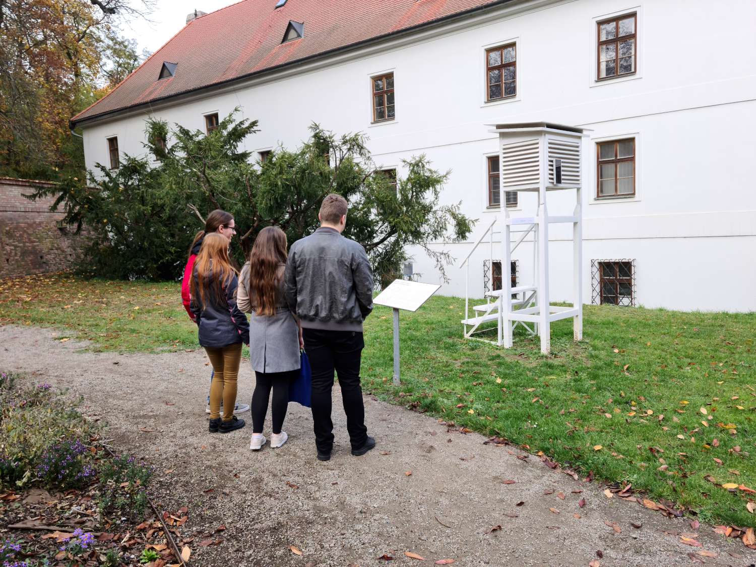 Meteorologická budka na terase v zahradě Opatství