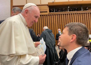 Hladik predava darek papezi