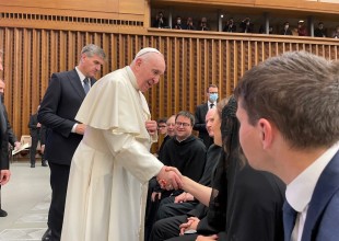 papez podava ruku Vankove