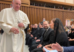 Vankova se usmiva na papeze