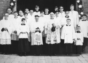 1969-06-01  p. František Novotný, P. Pavel Šesták, ministranti, kostelník Anatolij Kan